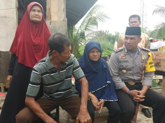 Tim Jumat Barokah Salurkan Tali Asih ke Salah Satu Keluarga di Rumbai